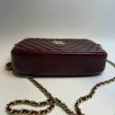 Sac à bandoulière Camera en cuir matelassé chevron bordeaux - Chanel