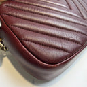Sac à bandoulière Camera en cuir matelassé chevron bordeaux - Chanel