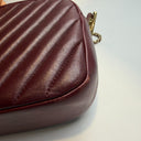 Sac à bandoulière Camera en cuir matelassé chevron bordeaux - Chanel