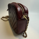 Sac à bandoulière Camera en cuir matelassé chevron bordeaux - Chanel