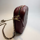 Sac à bandoulière Camera en cuir matelassé chevron bordeaux - Chanel
