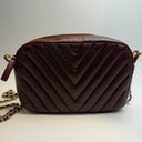 Sac à bandoulière Camera en cuir matelassé chevron bordeaux - Chanel