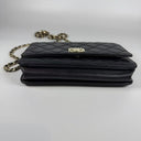 Sac à bandoulière Wallet On Chain en cuir lisse noir - Chanel