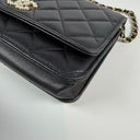Sac à bandoulière Wallet On Chain en cuir lisse noir - Chanel