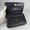 Sac à bandoulière Wallet On Chain en cuir lisse noir - Chanel