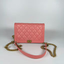 Sac à bandoulière Wallet On Chain Boy en cuir lisse rose - Chanel