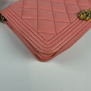 Sac à bandoulière Wallet On Chain Boy en cuir lisse rose - Chanel