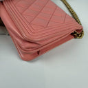Sac à bandoulière Wallet On Chain Boy en cuir lisse rose - Chanel