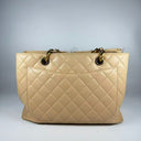 Sac à épaule GST Shopping en cuir caviar beige - Chanel