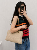 Sac à épaule GST Shopping en cuir caviar beige - Chanel