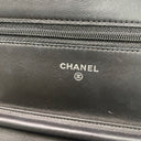 Sac à bandoulière Wallet-On-Chain en cuir noir - Chanel