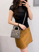 Sac à bandoulière Mini Lady Dior en Satin avec strass gris - Christian Dior