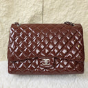 Sac à bandoulière Maxi Jumbo en cuir verni bordeaux - Chanel