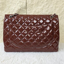 Sac à bandoulière Maxi Jumbo en cuir verni bordeaux - Chanel