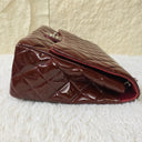 Sac à bandoulière Maxi Jumbo en cuir verni bordeaux - Chanel