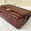 Sac à bandoulière Maxi Jumbo en cuir verni bordeaux - Chanel