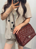 Sac à bandoulière Maxi Jumbo en cuir verni bordeaux - Chanel