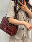Sac à bandoulière Maxi Jumbo en cuir verni bordeaux - Chanel