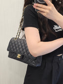 Sac à bandoulière Timeless 11.12 en cuir caviar noir - Chanel