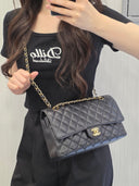 Sac à bandoulière Timeless 11.12 en cuir caviar noir - Chanel