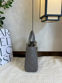 Sac à bandoulière Lady Dior Small en cuir lisse gris - Christian Dior