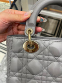 Sac à bandoulière Lady Dior Small en cuir lisse gris - Christian Dior