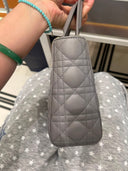 Sac à bandoulière Lady Dior Small en cuir lisse gris - Christian Dior