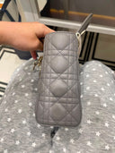 Sac à bandoulière Lady Dior Small en cuir lisse gris - Christian Dior