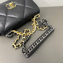 Sac à bandoulière Chanel 19 small en cuir noir - Chanel