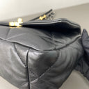 Sac à bandoulière Chanel 19 small en cuir noir - Chanel