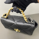 Sac à bandoulière Chanel 19 small en cuir noir - Chanel