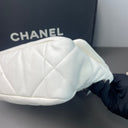 Sac à bandoulière Chanel 19 small en cuir blanc - Chanel