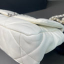Sac à bandoulière Chanel 19 small en cuir blanc - Chanel