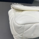 Sac à bandoulière Chanel 19 small en cuir blanc - Chanel