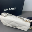 Sac à bandoulière Chanel 19 small en cuir blanc - Chanel