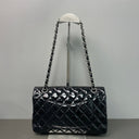 Sac à bandoulière Timeless 25CM en cuir verni noir - Chanel