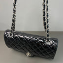 Sac à bandoulière Timeless 25CM en cuir verni noir - Chanel