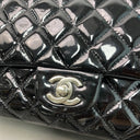 Sac à bandoulière Timeless 25CM en cuir verni noir - Chanel
