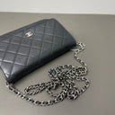 Sac à bandoulière Wallet On Chain en cuir lisse noir - Chanel