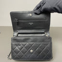 Sac à bandoulière Wallet On Chain en cuir lisse noir - Chanel