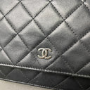 Sac à bandoulière Wallet On Chain en cuir lisse noir - Chanel