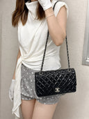Sac à bandoulière Timeless 25CM en cuir verni noir - Chanel
