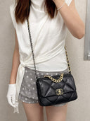 Sac à bandoulière Chanel 19 small en cuir noir - Chanel