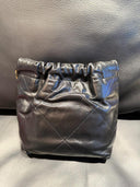 Sac à bandoulière seau mini 22 en cuir lisse noir - Chanel