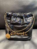 Sac à bandoulière seau mini 22 en cuir lisse noir - Chanel