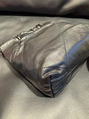 Sac à bandoulière seau mini 22 en cuir lisse noir - Chanel