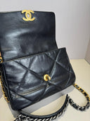 Sac à bandoulière Chanel 19 Small en cuir lisse noir - Chanel