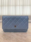 Sac à bandoulière Wallet-On-Chain en cuir lisse bleu - Chanel