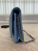 Sac à bandoulière Wallet-On-Chain en cuir lisse bleu - Chanel