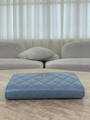 Sac à bandoulière Wallet-On-Chain en cuir lisse bleu - Chanel